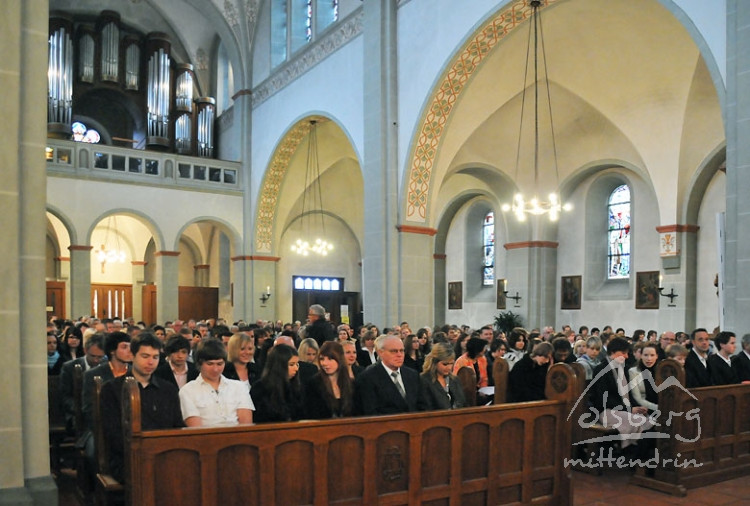 firmlinge  paten in erwartung d bischhofs 20100514 1134603294