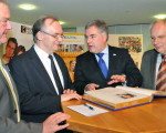 buergermeister w fischer stellt das goldene buch vor 20111120 2029444606