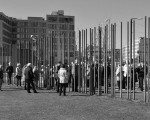 menschen auf beiden seiten der mauer 20110403 1499859779