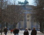 zum brandenburger tor 20110401 1891625973