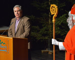 der herr des hauses ist erfreut ue d besuch st nikolaus  d vielen kindern 20141206 1249724646