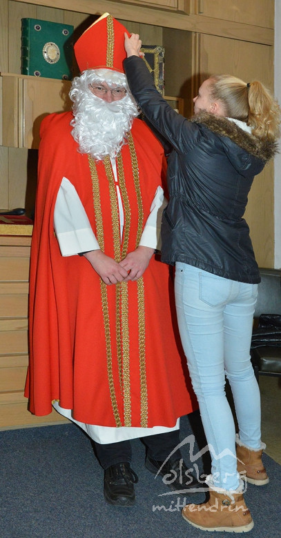 st nikolaus wird von einem engel hergerichtet 20141206 1087895006