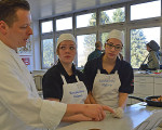 die kuechenschlacht beginnt unter d anleitung v m pfannes 20150313 1146571461