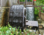 wasserrad im betrieb  ueberlauf bei grossem wasserangebot 20150910 1838964740