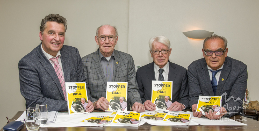 buchpraesentation in wickede ruhr vl uwe schedlbauer wolfgang paul bvb praesident dr reinhard rauball fritz luenschermann 20191204 1824189625