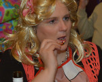 schoene blonde frau im publikum 20160201 2016244473
