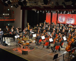 ein stolzer hausherr begruesst das orchester  besucher  20161105 1154719628