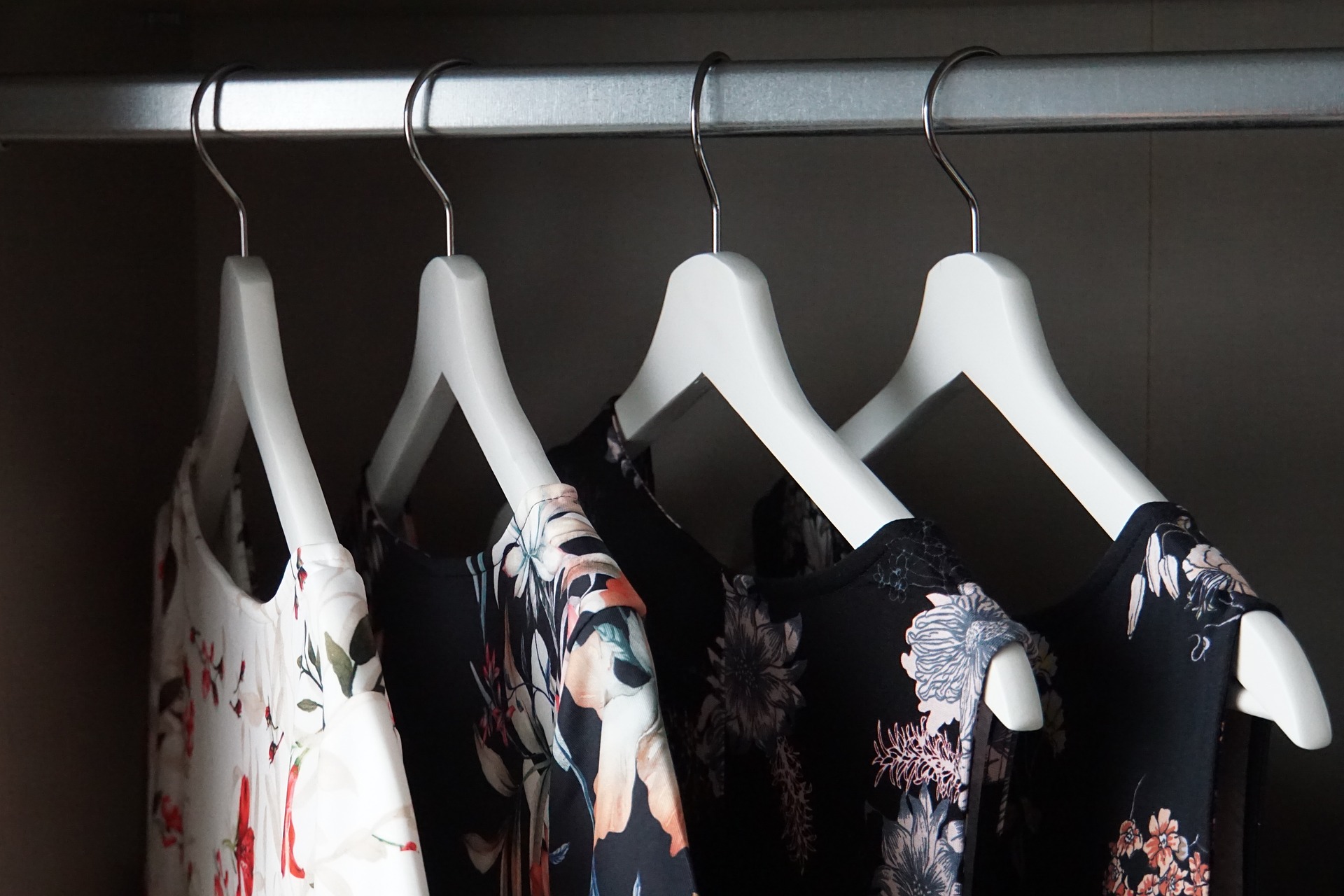 Kleiderschrank wardrobe 4111637 1920