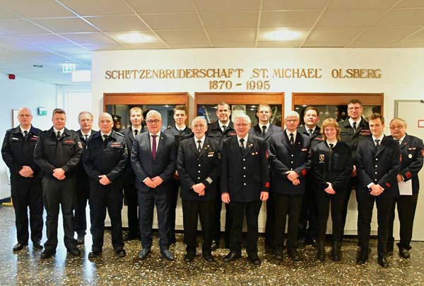 Gruppenfoto aller Beförderten und Geehrten Mitglieder mit Bürgermeister Fischer, Wehrleitung und Löschzugführung.Foto: E. Schmidt