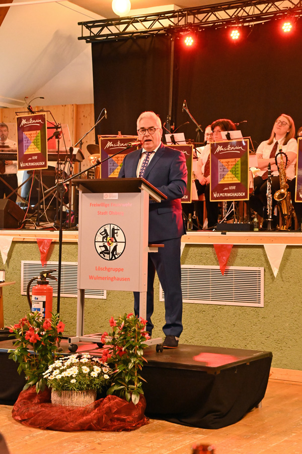 Bürgermeister Wolfgang Fischer bei seiner Ansprache auf dem Stadtfeuerwehrtag in Wulmeringhausen.Foto: E. Schmidt
