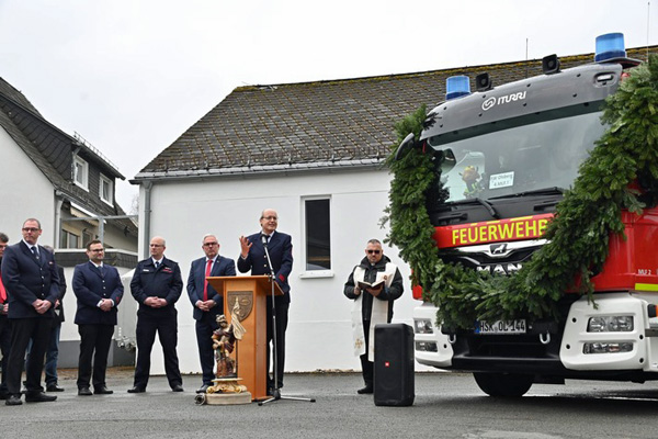 Pastor Burkhard Krieger bei der Fahrzeugweihe.Foto: E. Schmidt