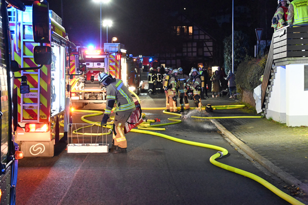 Die Feuerwehr war mit 55 Einsatzkräften und 10 Fahrzeugen in Olsberg - Elpe vor Ort.Foto: Edgar Schmidt