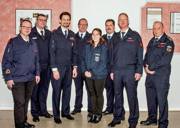Foto Alfred Metten, von Li. n. Re.: Pastor Klaus Engel, Löschgruppenführer Markus Rüther, stellv. Löschgruppenführer Dr. David Engemann, Thomas Wienand, Anna Schmidt, Christopher Pieper, Jan Wiepen, stellv. Wehrleiter Stefan Kesting