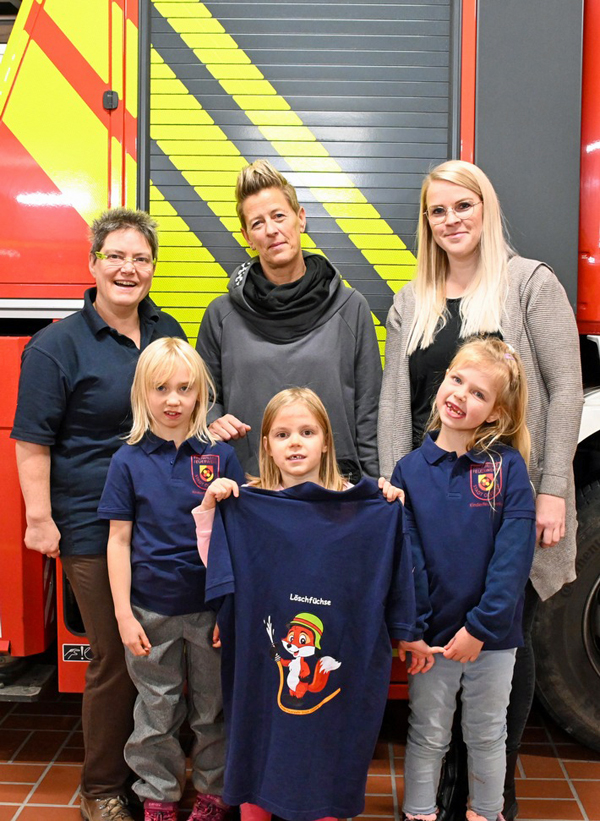 Foto: Edgar Schmidt, vLnR: Stellv. Kinderfeuerwehrwartin Andrea Bause, Emma Wagner, Sandra Kocsner-Gestaltung, Laura Fischer, Sandra Vahrenholt- Plotterrella und Hannah Hoffmann.