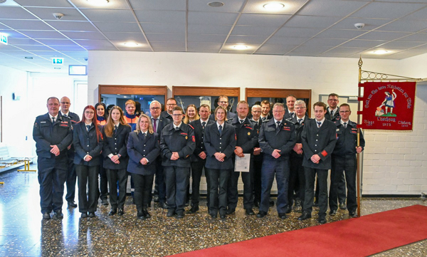 Nach der Versammlung stellten sich alle Beförderten und Geehrten zum Gruppenfoto mit Wehrleitung, Löschzugführung und Bürgermeister Fischer auf. Foto: Feuerwehr