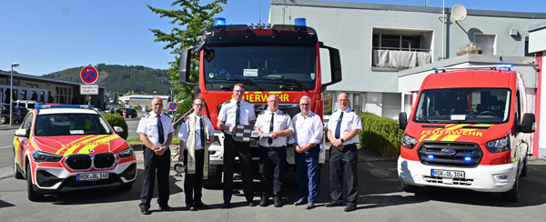 Symbolische Schlüsselübergabe der drei neuen Fahrzeuge an den Löschzug Bigge - Olsberg. VlnR: stellv. Wehrleiter Stefan Kesting , Pastor Klaus Engel, stellv. Löschzugführer Jörg Hanfland, Löschzugführer Michael Bause, Bürgermeister Wolfgang Fischer, Wehrleiter Marc Stappert. Foto: Edgar Schmidt