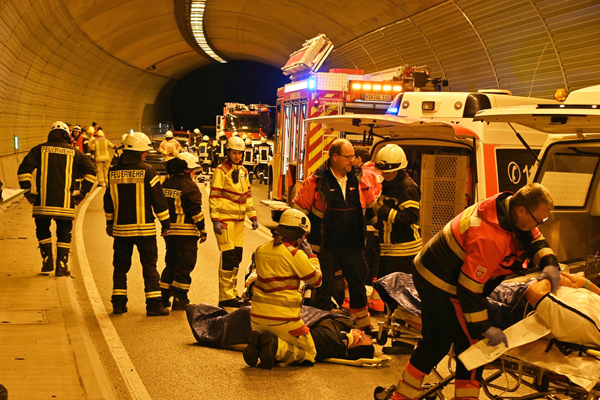Rettungsdienste und Feuerwehr kümmern sich um 3 Verletzte bei der Tunnelübung in Olsberg.Foto: Edgar Schmidt