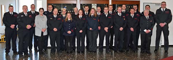 Gruppenfoto mit den Ehrengästen, allen Beförderten und Geehrten in der Konzerthalle Olsberg.Foto: Edgar Schmidt