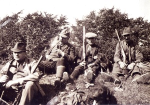 Vollmer mit Jagdfreunden