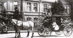 Kutsche vor dem Sanatorium